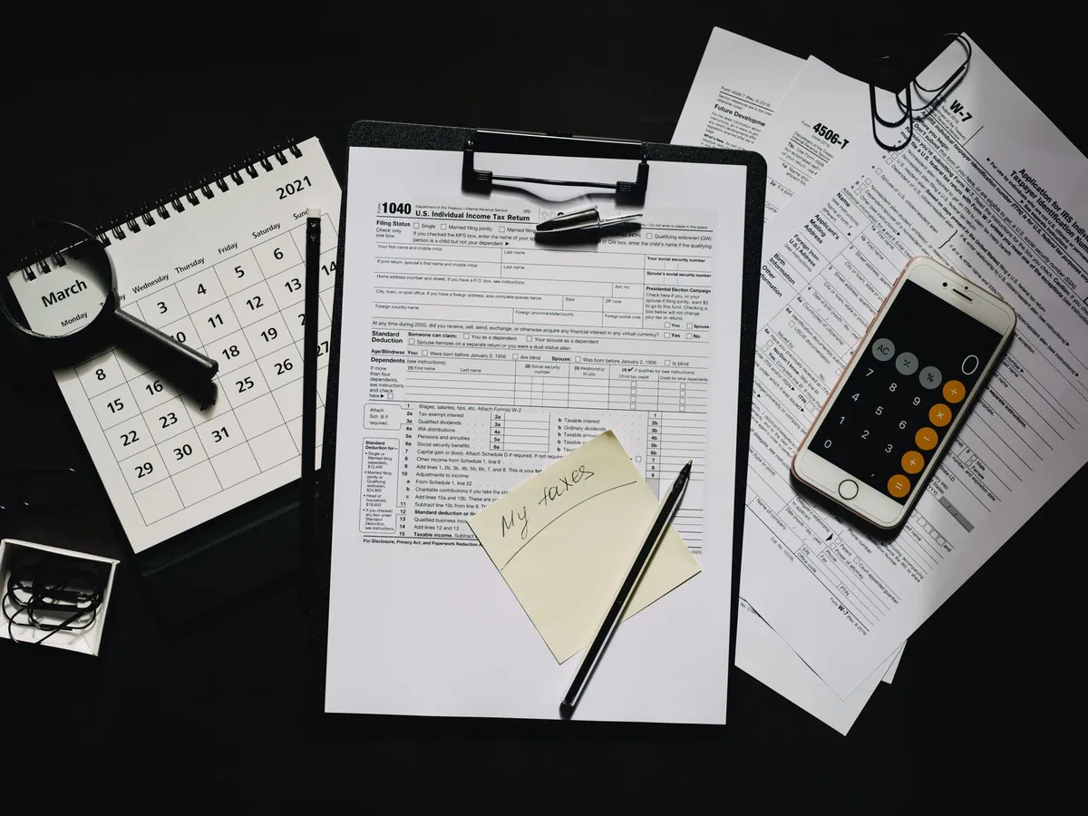 Dillon taxpayer consulting with a tax professional