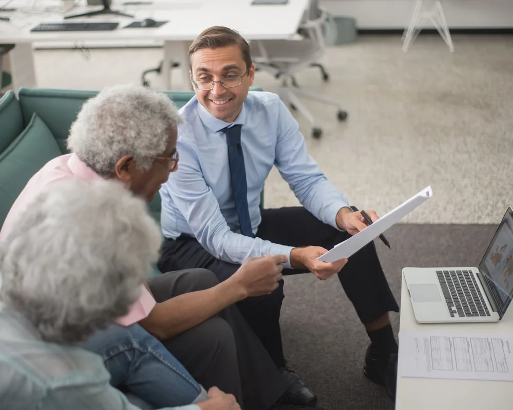 Advisor explaining entity options